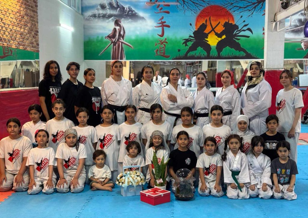 تصویر دسته جمعی دختران کاراته کا در باشگاه نوید